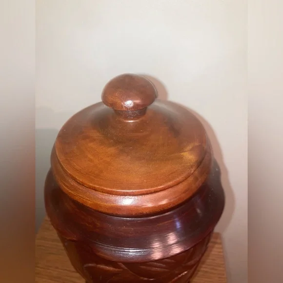 Wood carved jar with lid - Picture 2 of 7